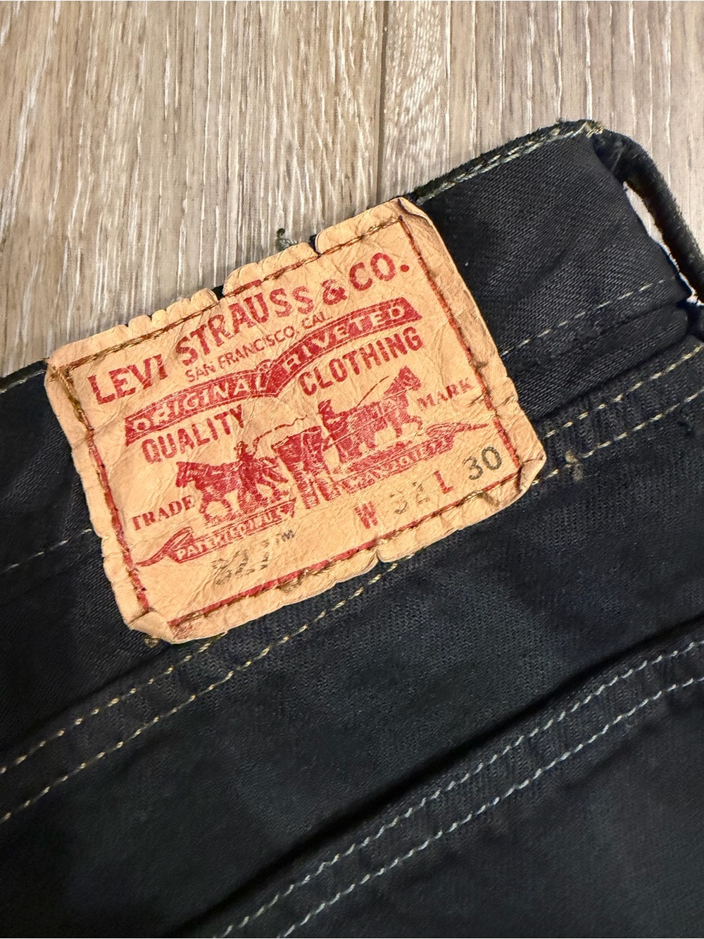 Levi's women’s Black mid shorts - Classic Fit